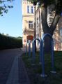 Parkingi rowerowe przed budynkiem Biblioteki w Radzyminie, fot. A. Laskowski